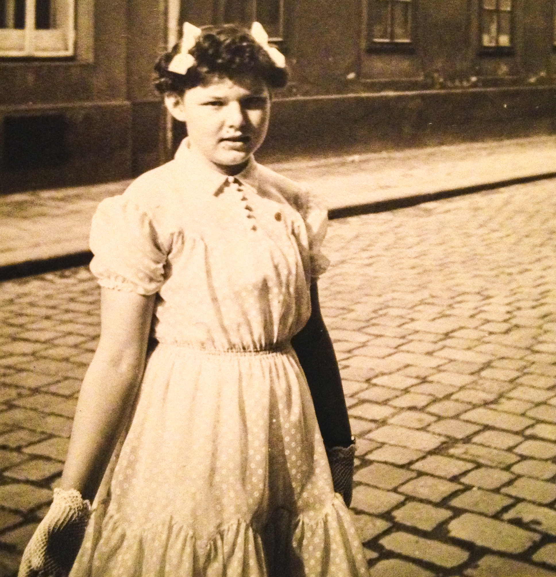 Christiane an ihrem ersten Schultag, 1950